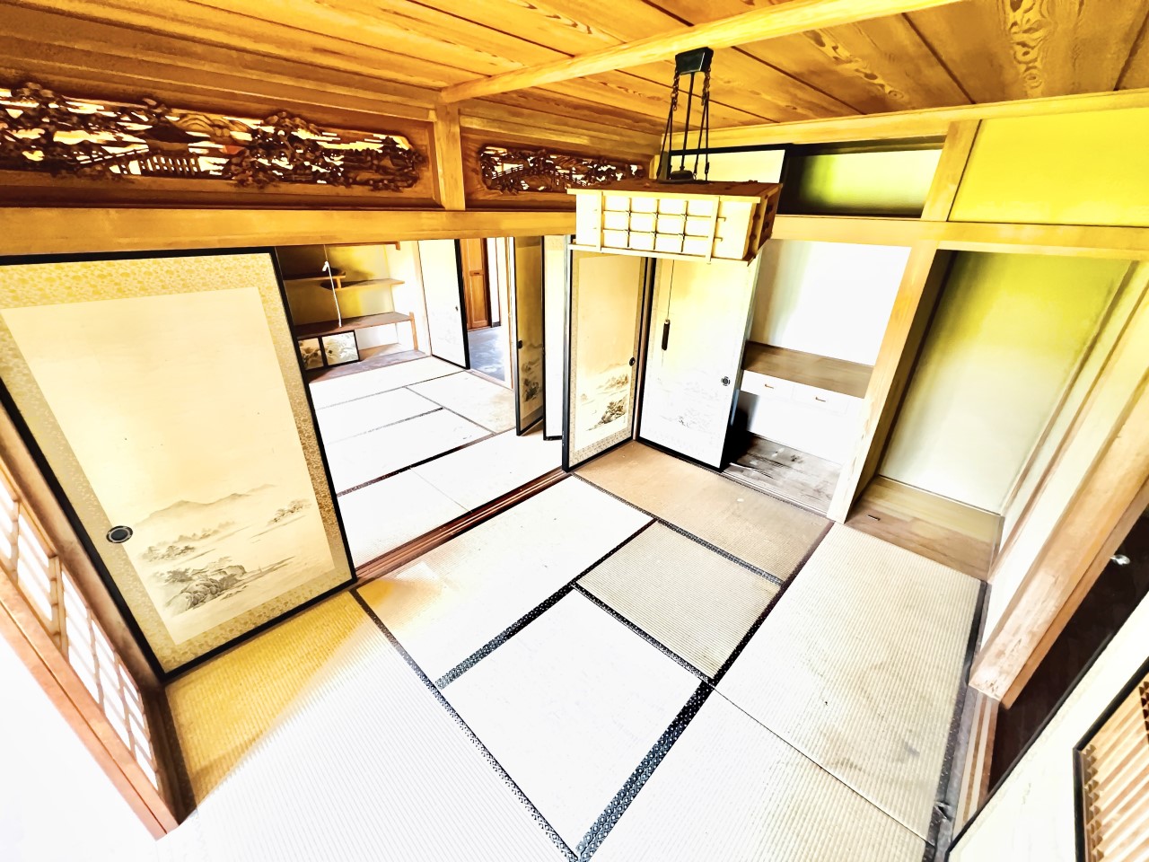 ◆1階和室|6帖の和室です。リビングを通らなくても出入りができるので、客間にぴったり。押入れも付いていて収納にも困りません。