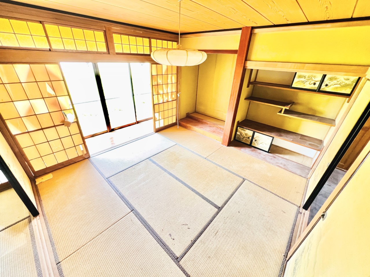 ◆1階和室|扉付きの和室なのでプライベートな空間にもなります。