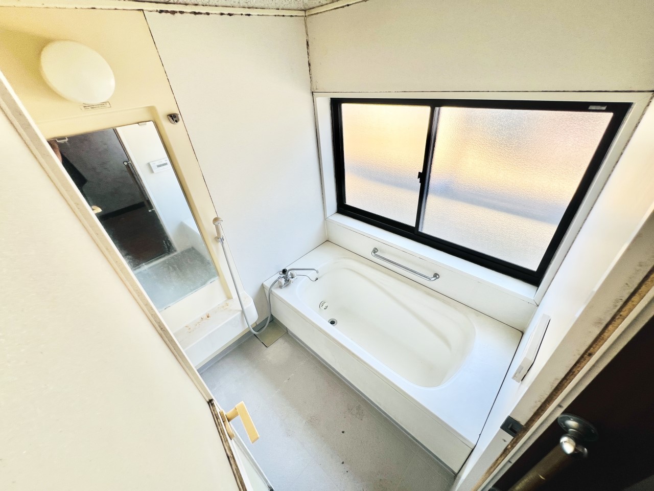 ◆浴室|お子さんと一緒にゆっくりと入れる、1坪サイズの広い浴室。一日の疲れを取りながら、学校や友だちの話に耳を傾ける、親子の大切なひとときが過ごせる。浴室換気乾燥機、保温浴槽も標準装備です。