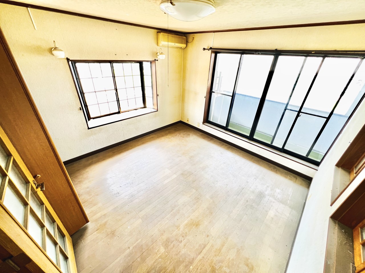 ◆2階洋室|明るい日差しが降り注ぐお部屋に、居心地の良さを感じさせるコーディネート。