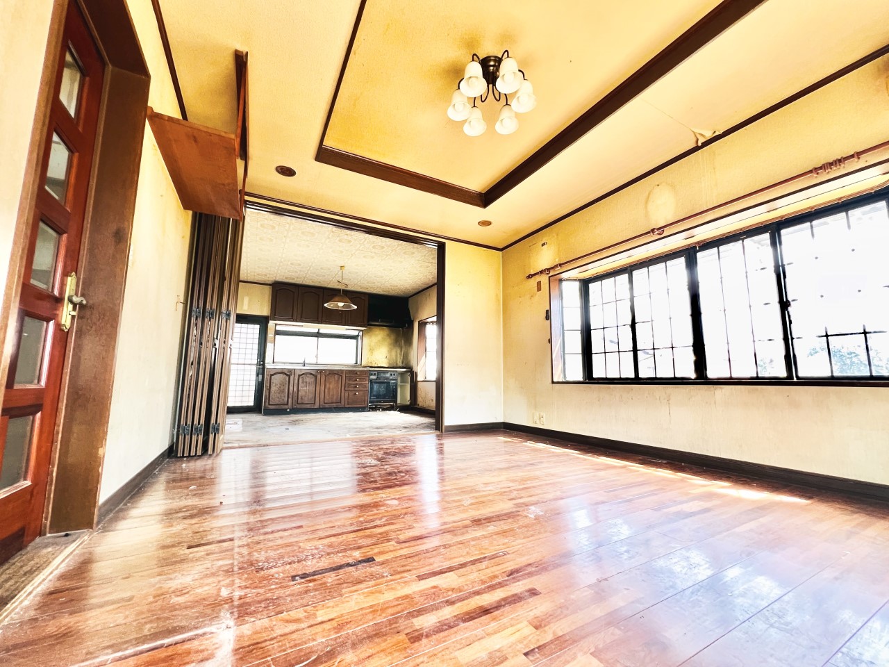 ◆リビング|南面の大きな窓から入る風と光が気持ちよく、キッチンから室内とお庭まで一望できます。広がりのある開放的な空間を演出したリビングです。