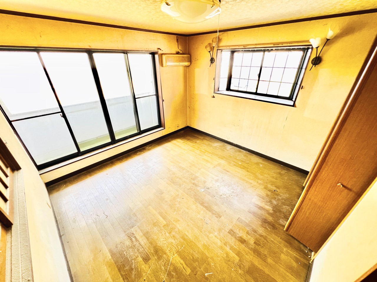 ◆2階寝室|こちらの居室は主寝室にぴったり。本を読んだり、じっくり考え事をしたり、夜を楽しむ贅沢な時間。深みのあるアクセントクロスの色合いが、しっとりとした落ち着いた雰囲気を漂わせます。