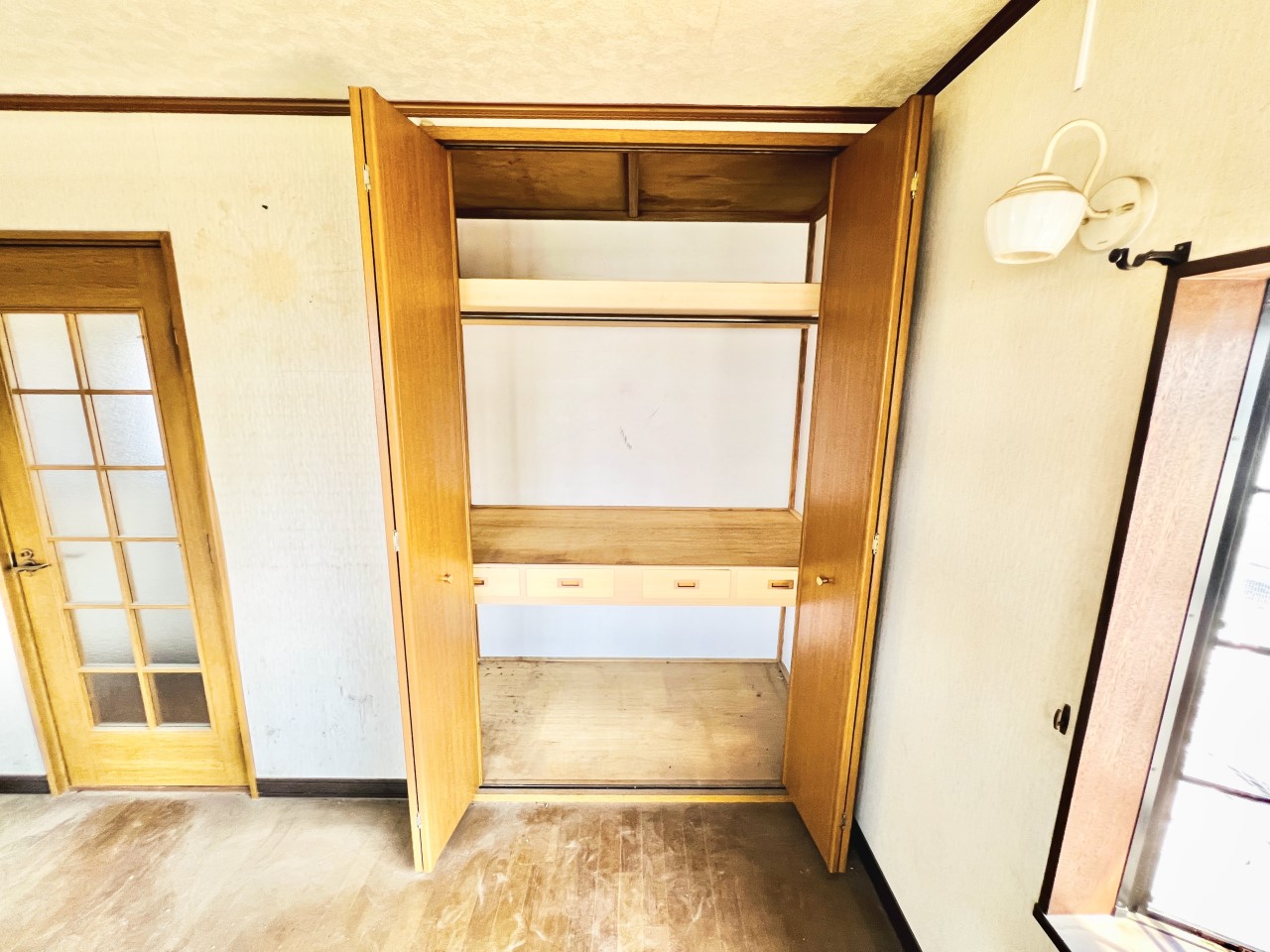 ◆2階収納|衣類を吊るして収納できるパイプハンガーや収納棚付き、シーズンを気にせず収納できる点など使い勝手の良さがオススメです。