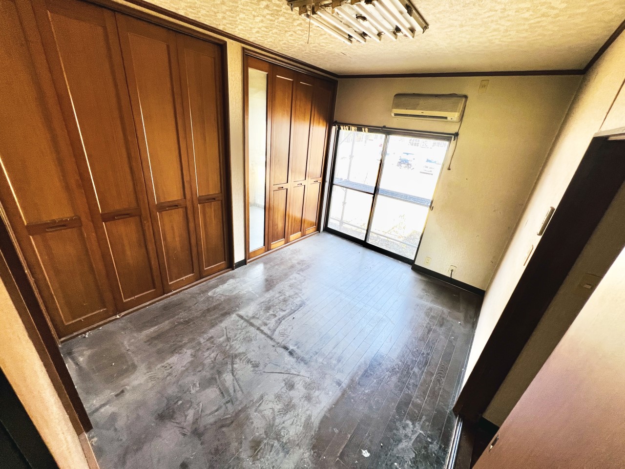 ◆1階洋室|大きな窓から明るい光が差し込みます。