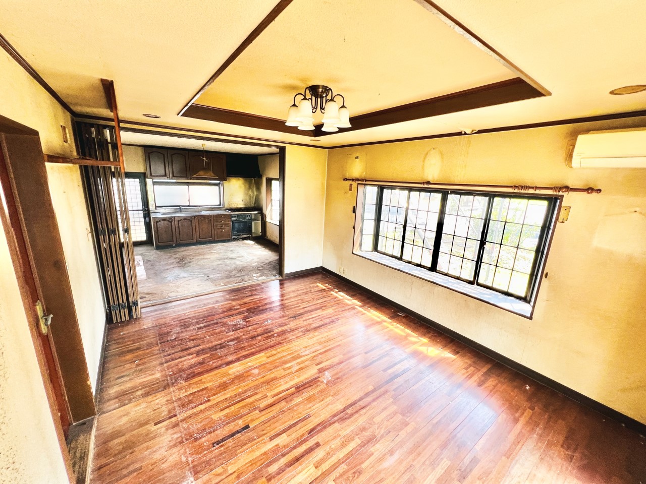 ◆リビング|リビングは陽光が差し込み、風が吹き抜け、とっておきのくつろぎ空間。寛ぎのリビングとお食事のダイニングスペースを自然に分けたプランでメリハリのある生活ができます。