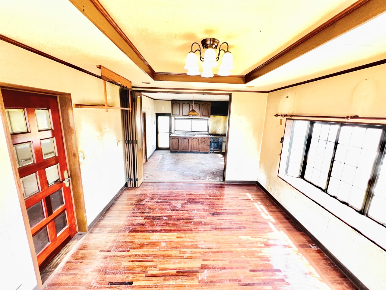 ◆リビング|木目調の壁とフローリングが落ち着いた雰囲気を演出するリビングスペース。