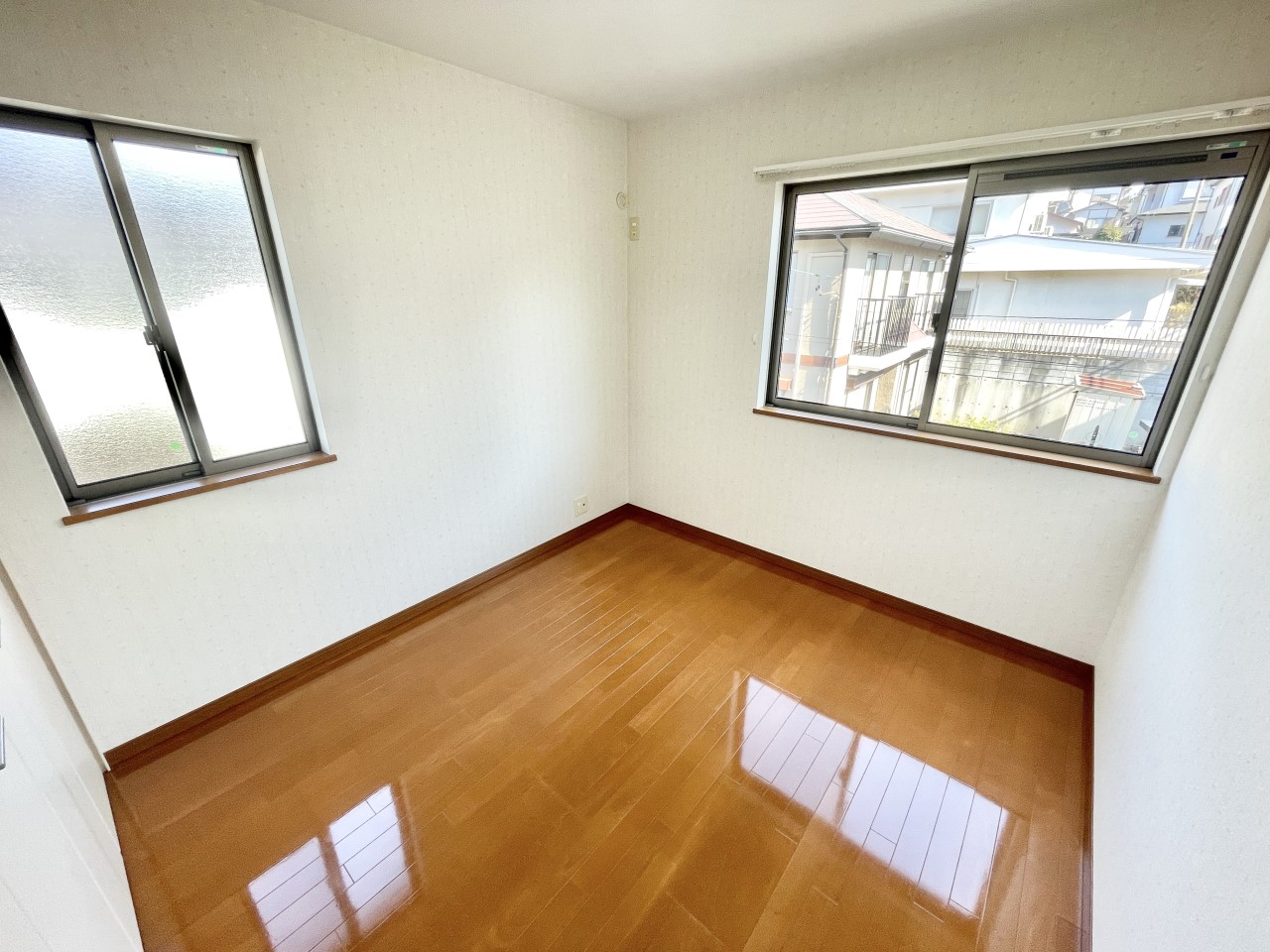 ◆2階洋室(リフォーム後)|ほっと安らぐ落ち着いたナチュラルな色合い。ウッドの質感でお部屋も心もやさしいぬくもりに包まれます。