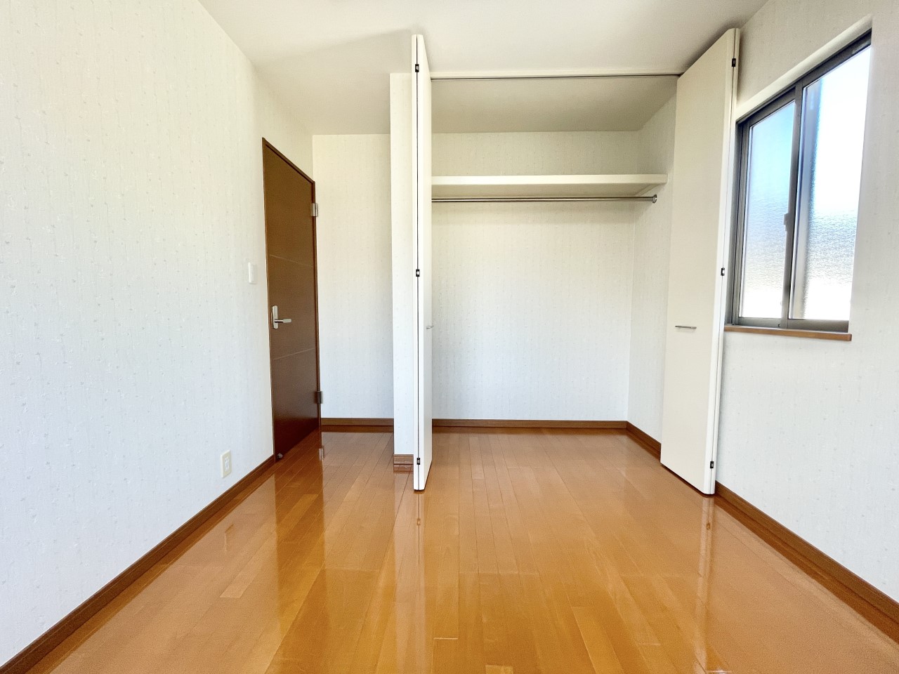 ◆2階洋室(リフォーム後)|収納たっぷりです!ハンガーパイプもあるので、上手に収納できます。