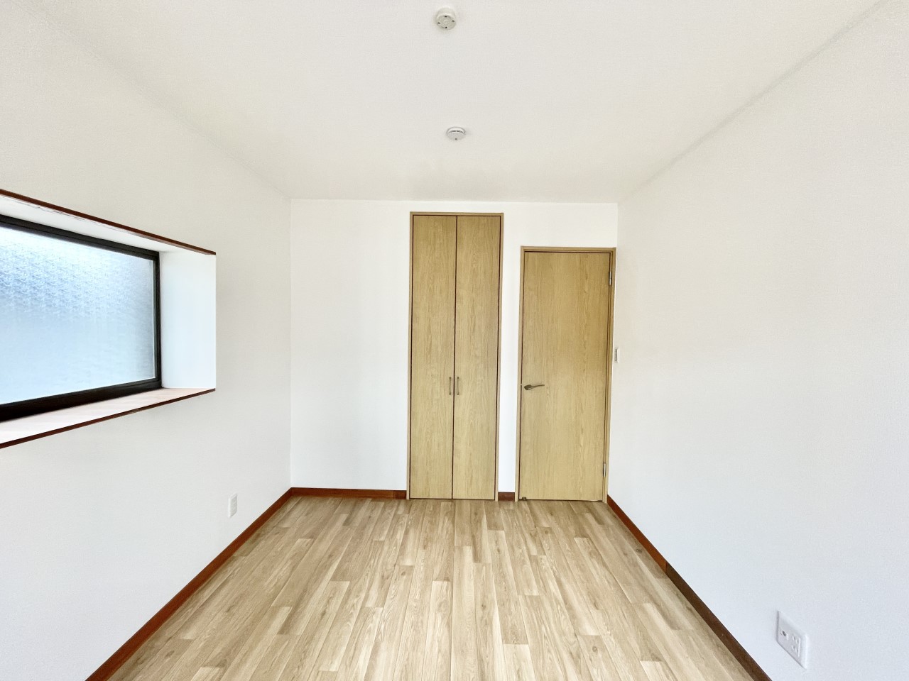 ◆2階洋室(リフォーム後)|明るい日差しが降り注ぐお部屋に、居心地の良さを感じさせるコーディネート。
