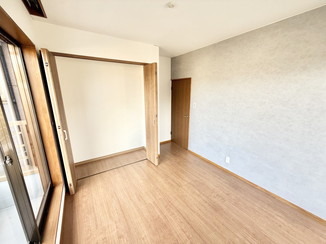 ◆2階洋室(リフォーム後)|ほっと安らぐ落ち着いたナチュラルな色合い。ウッドの質感でお部屋も心もやさしいぬくもりに包まれます。