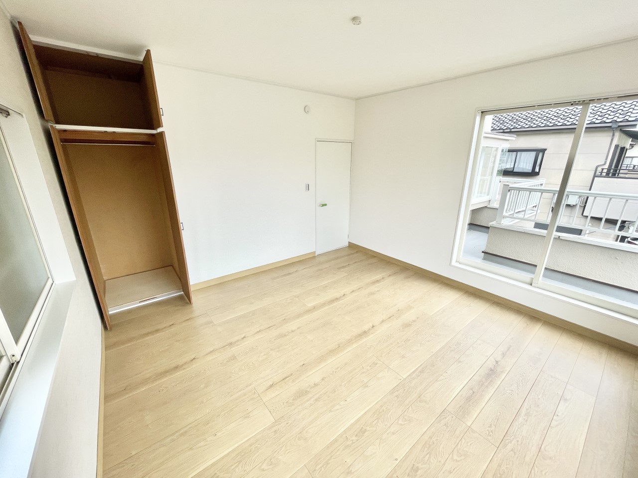 ◆2階洋室(リフォーム後)|明るい日差しが降り注ぐお部屋に、居心地の良さを感じさせるコーディネート。
