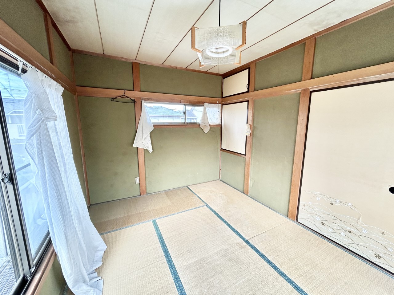 ◆1階和室|6帖の和室です。客間にぴったり。押入れも付いていて収納にも困りません。