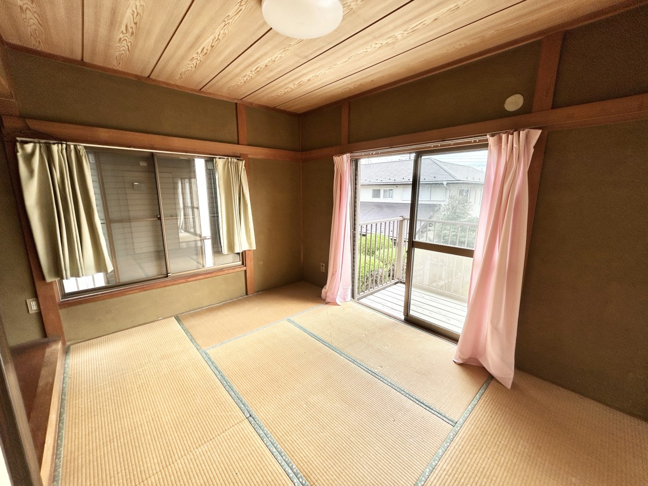 ◆2階和室|書斎やお子様の勉強スペース、または近頃増えてきたリモートワークスペースとしてなど、ご家族それぞれの趣味・用途に合わせて自由にお使いいただけます。