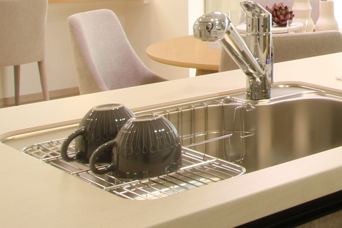 【同社施工例】天板は傷がつきにくく美しい人造大理石仕上です。 詳しくはスタッフへお問い合わせください。