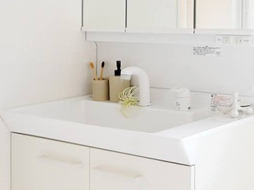 【取付予定設備】洗面台が収納ポケットになっているので、ヘアケア用品や歯ブラシなどでごちゃつきがちな洗面台周りがスッキリ片付きます。 詳しくはスタッフへお問い合わせください。