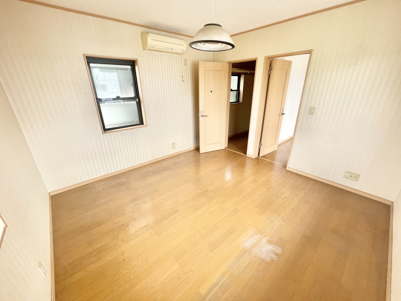 ◆1階洋室|各々が空間を共有しながら、思い思いの時間も気兼ねなく過ごせる♪