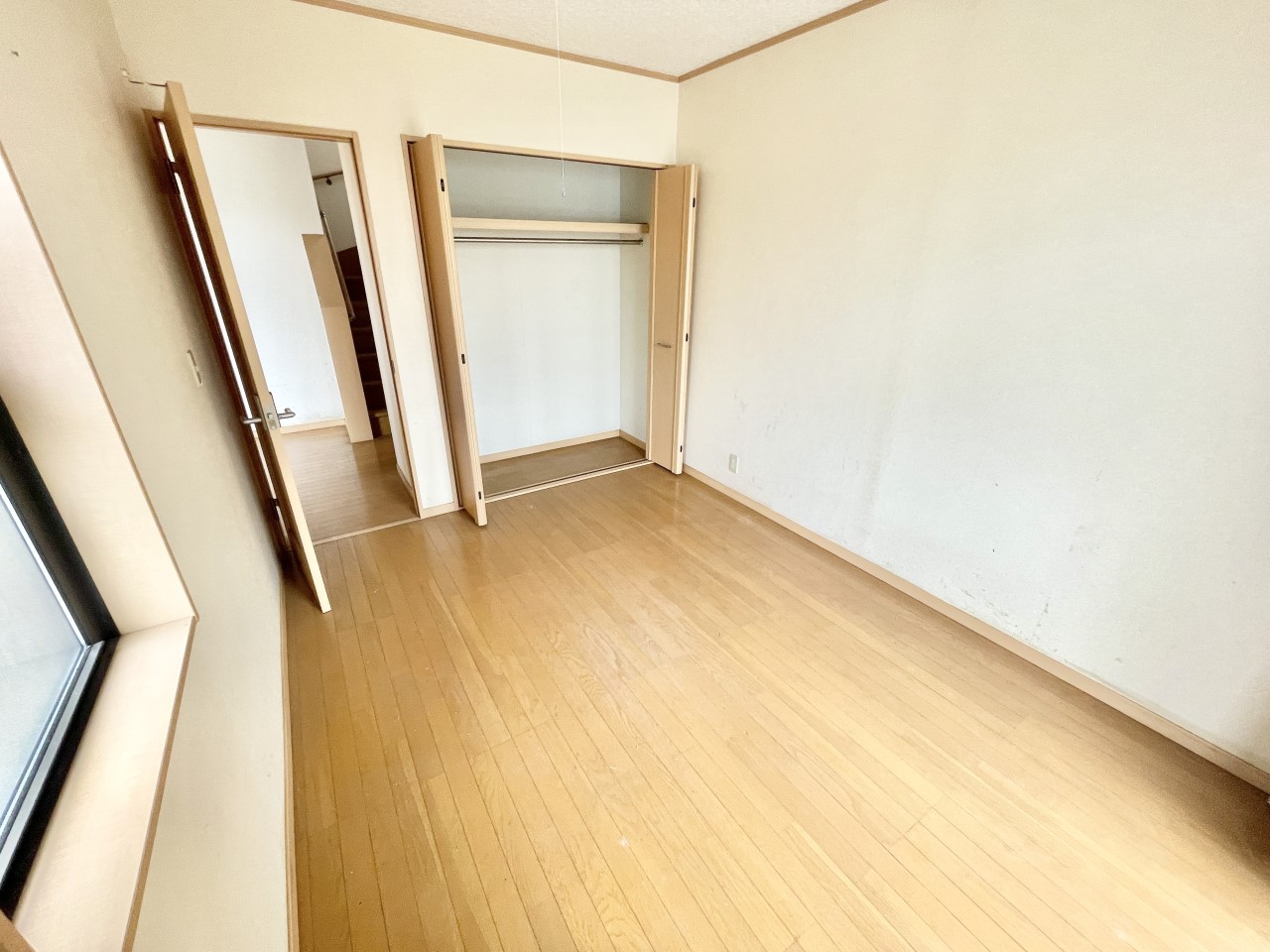 ◆1階洋室|明るい日差しが降り注ぐお部屋に、居心地の良さを感じさせるコーディネート。