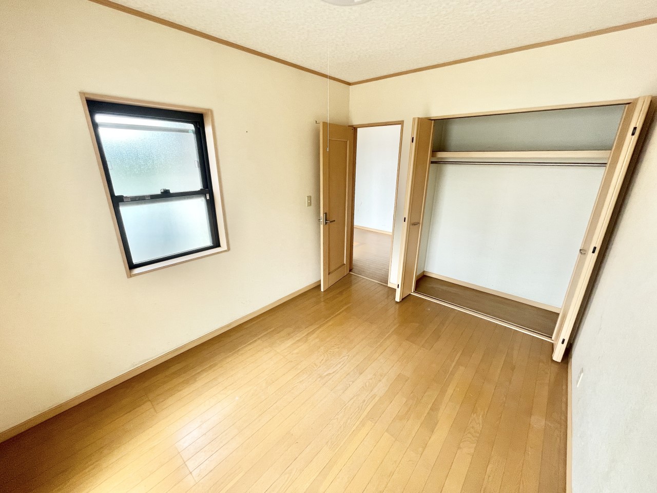 ◆1階洋室|ほっと安らぐ落ち着いたナチュラルな色合い。ウッドの質感でお部屋も心もやさしいぬくもりに包まれます。
