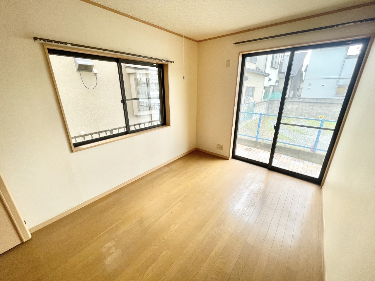 ◆1階洋室|明るい日差しが降り注ぐお部屋に、居心地の良さを感じさせるコーディネート。
