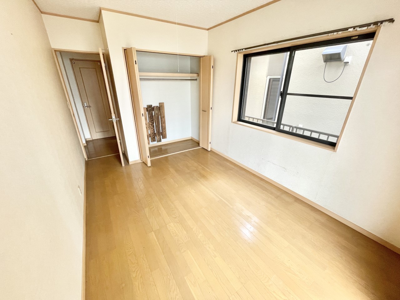 ◆1階洋室|寝室や書斎、趣味の部屋としても使いやすい空間です。ナチュラルなテイストが好きな方にぴったりの一部屋です。