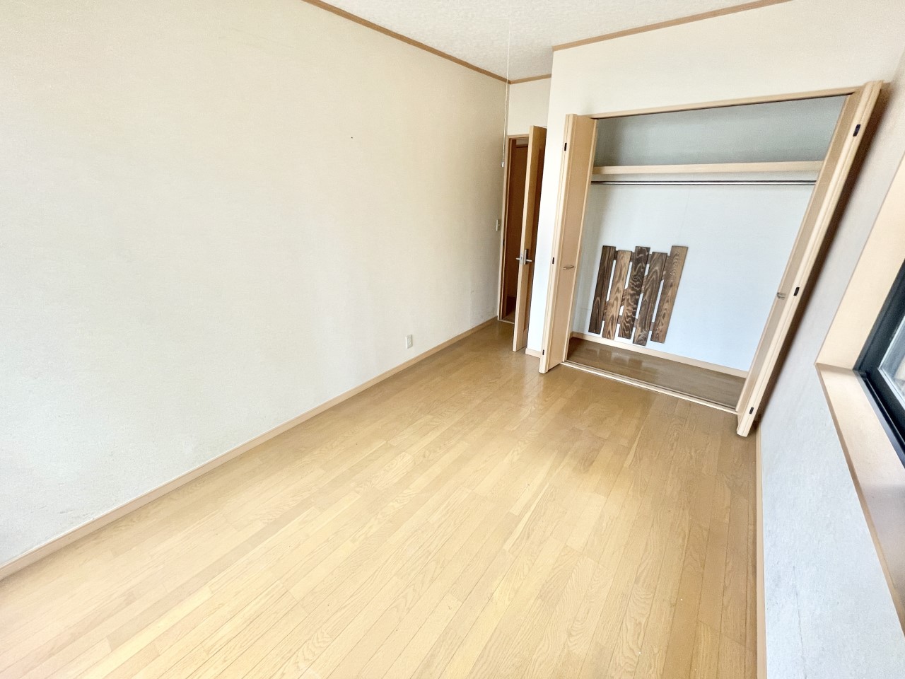 ◆1階洋室|ほっと安らぐ落ち着いたナチュラルな色合い。ウッドの質感でお部屋も心もやさしいぬくもりに包まれます。