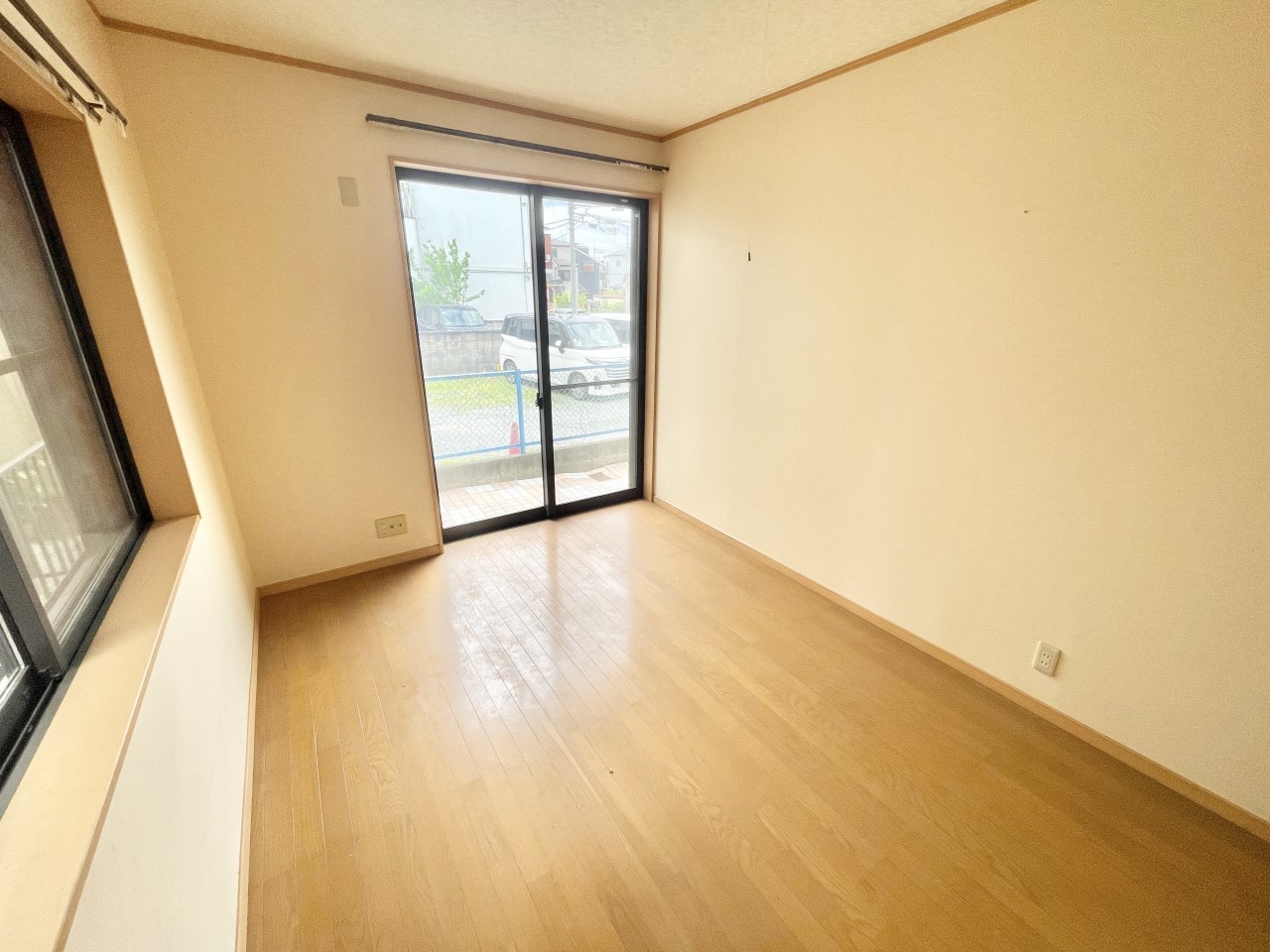 ◆1階洋室|明るい日差しが降り注ぐお部屋に、居心地の良さを感じさせるコーディネート。