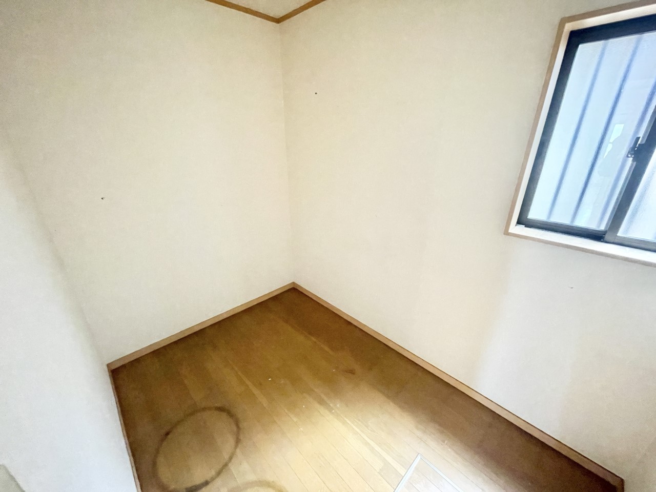 ◆1階納戸|衣類や寝具などの季節もの、普段使わない家電用品などを収納できるスペースとして活用できます。