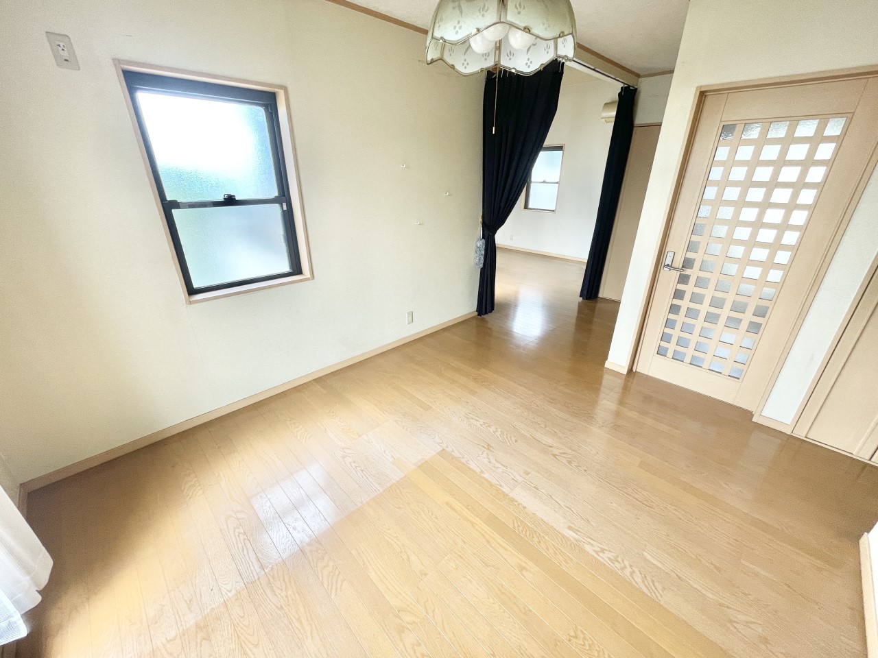 ◆2階リビング|家族が集まる団らんのひととき、ひとりでリラックスしたい夜、ゲストを招いてわいわい過ごす休日、どんなシーンにも対応できるリビングです。