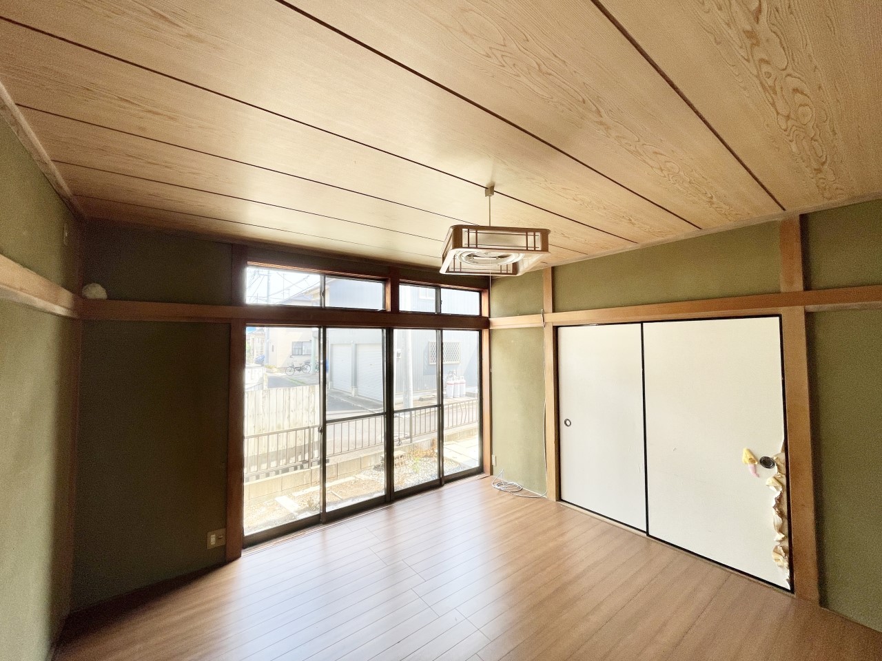 ◆1階洋室|明るい日差しが降り注ぐお部屋に、居心地の良さを感じさせるコーディネート。