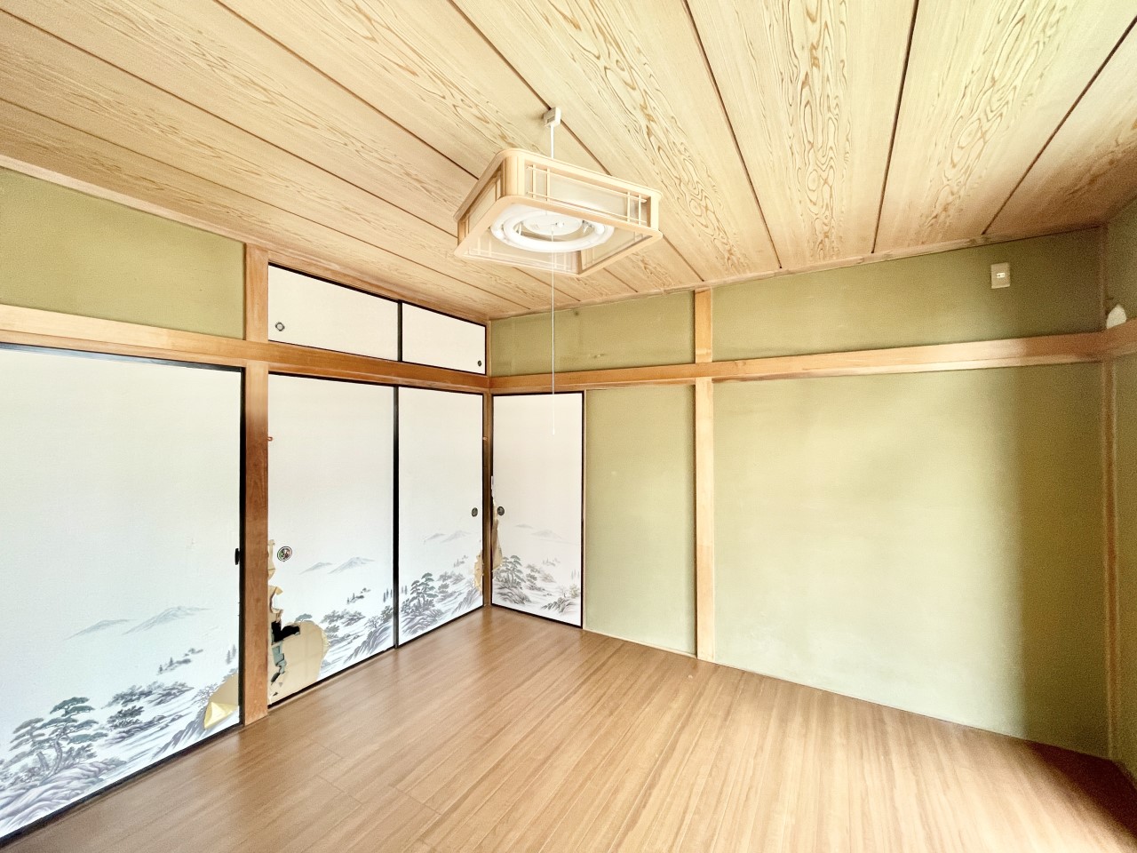 ◆1階洋室|明るい日差しが降り注ぐお部屋に、居心地の良さを感じさせるコーディネート。