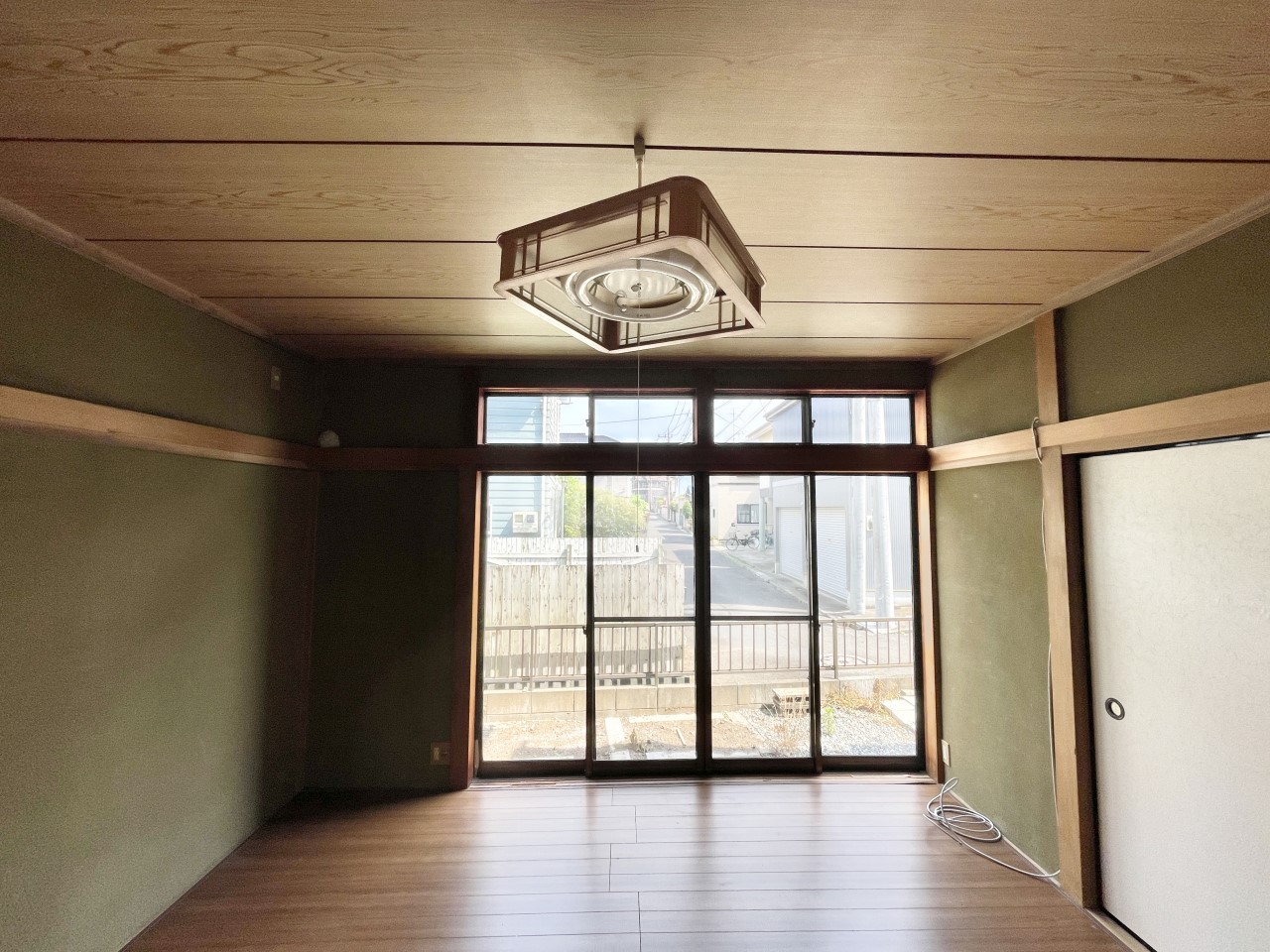 ◆1階洋室|明るい日差しが降り注ぐお部屋に、居心地の良さを感じさせるコーディネート。
