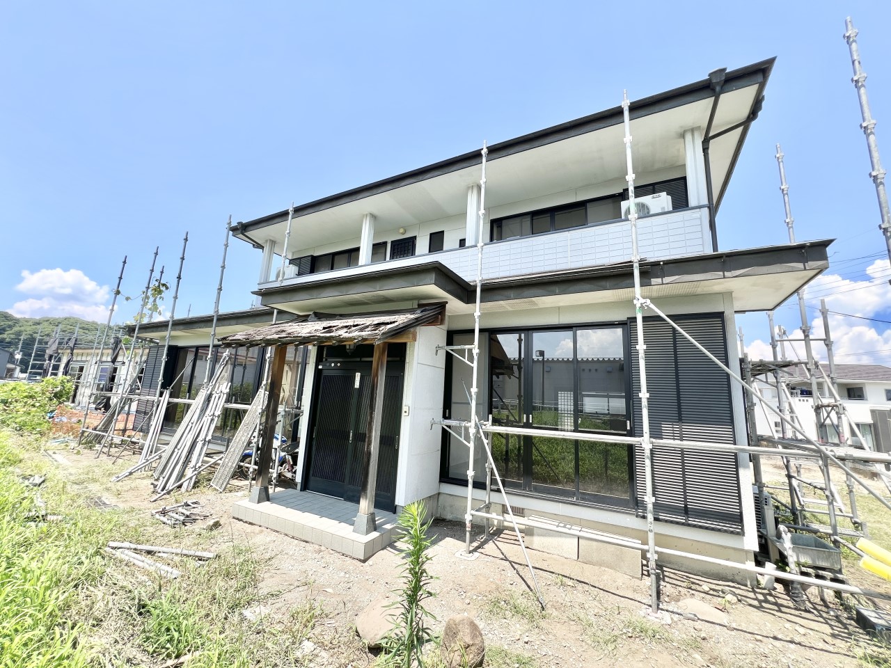 ◆外観|清潔感のあるホワイトを用い、広がる青空や周囲の緑に映える印象的な邸宅景観を創出しました。