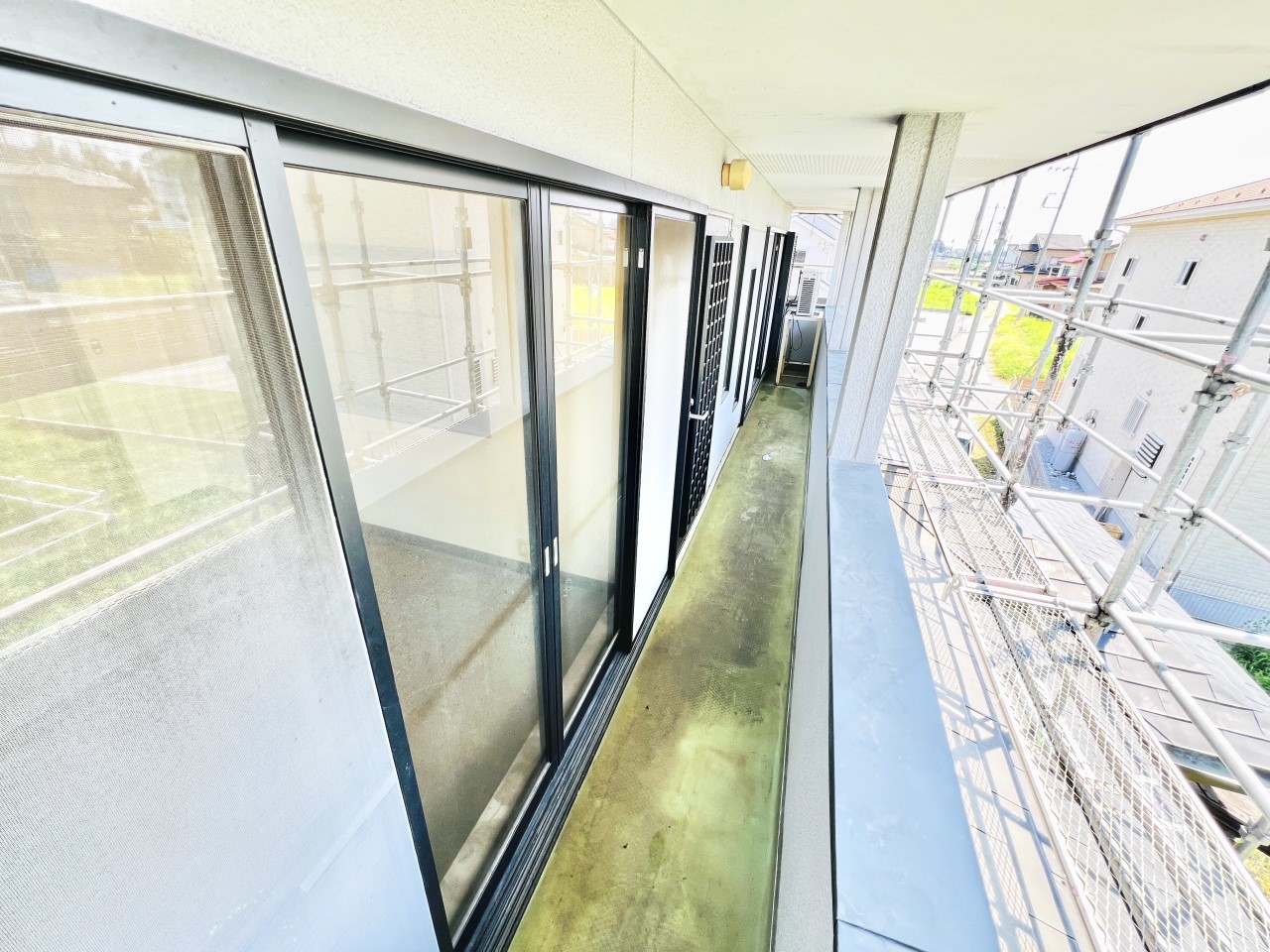 ◆バルコニー|バルコニーは、一度にたくさんの洗濯物が干せます。夜は望遠鏡を置いて天体観測なども楽しめそうなスペースですね。