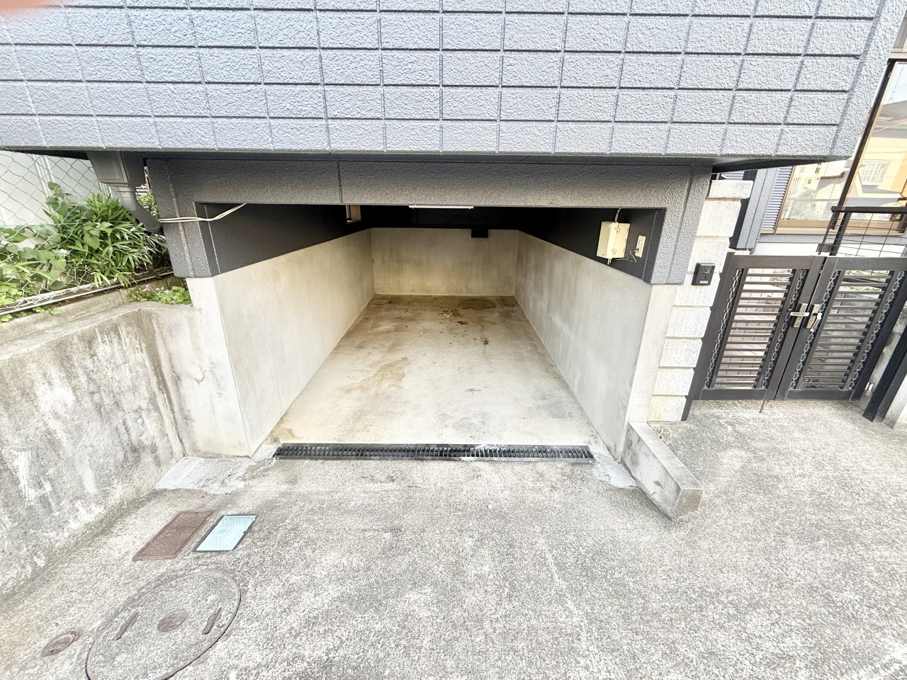 ◆駐車場(リフォーム後)|軽自動車であればラクラク駐車可能です♪