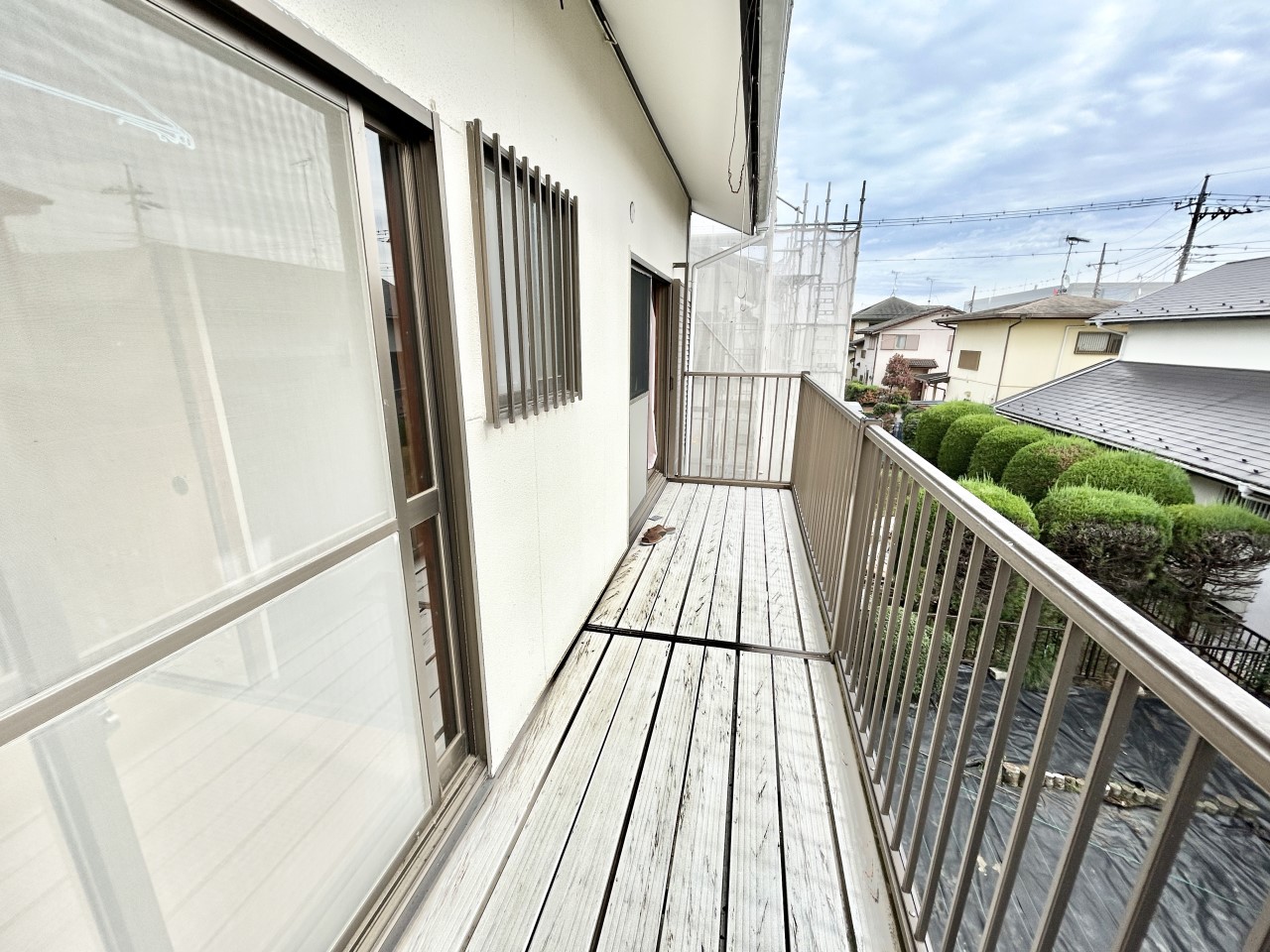 ◆バルコニー|バルコニーは、一度にたくさんの洗濯物が干せます。夜は望遠鏡を置いて天体観測なども楽しめそうなスペースですね。