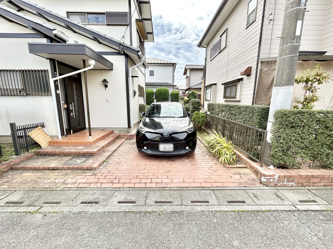 ◆駐車場|敷地内に駐車スペースを確保しており、お車をお持ちの方にも安心です。