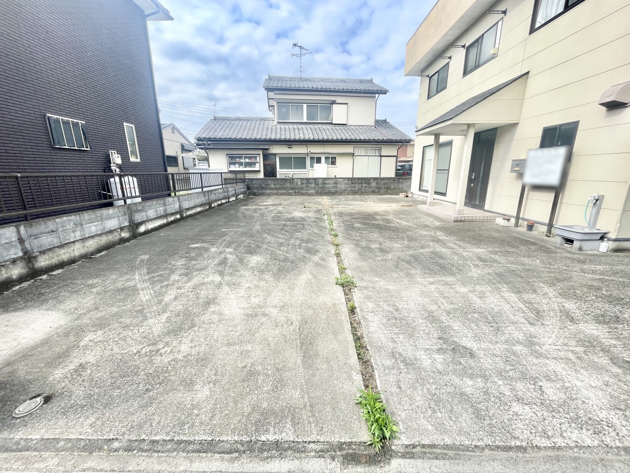 ◆駐車場|敷地内に複数台駐車出来るスペースを確保しており、お車をお持ちの方にも安心です。