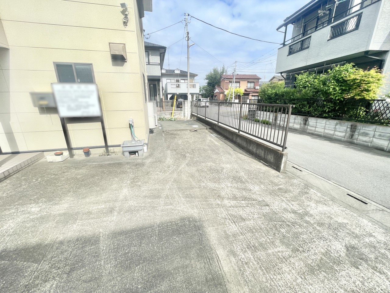 ◆駐車場|敷地内に駐車スペースを確保しており、お車をお持ちの方にも安心です。