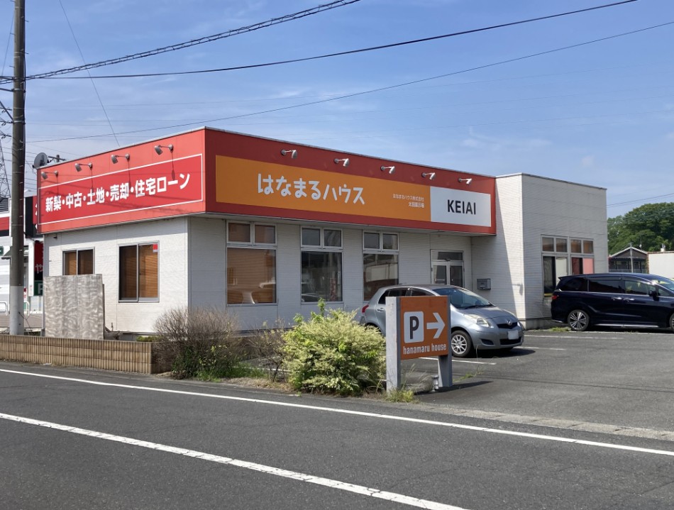 クルベ竜舞店の隣で赤とオレンジ色の店舗が目印です！駐車場も広々しています♪